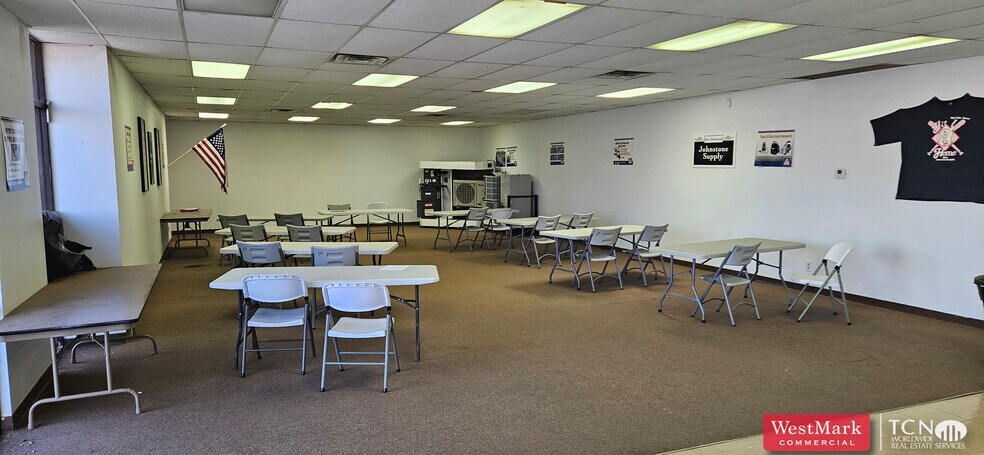 More Photos Of 6035 45th St, Lubbock Showroom For Lease