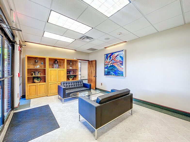 More Photos Of 5421 N 59th St, Tampa Office For Sale