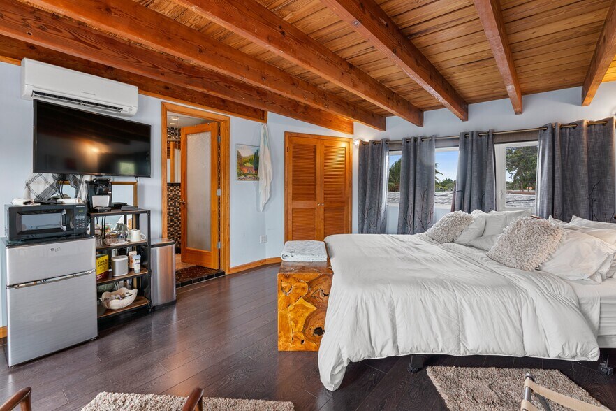 More Photos Of 2200 NE 26th St, Wilton Manors Office For Sale