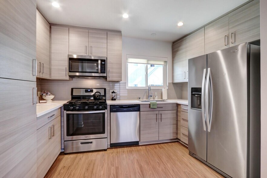 More Photos Of 700 S 6th St, Burbank Apartments For Sale