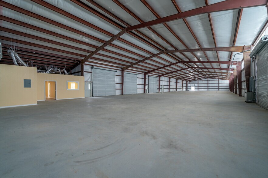 More Photos Of 6424 Queenston Blvd, Houston Light Distribution For Sale