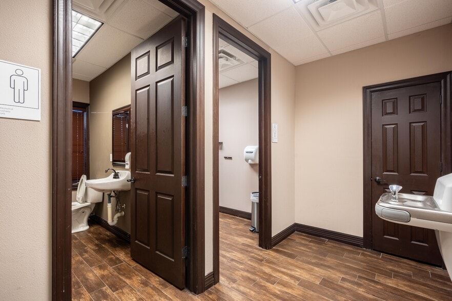 More Photos Of 7001 Westwind Dr, El Paso Office Residential For Lease