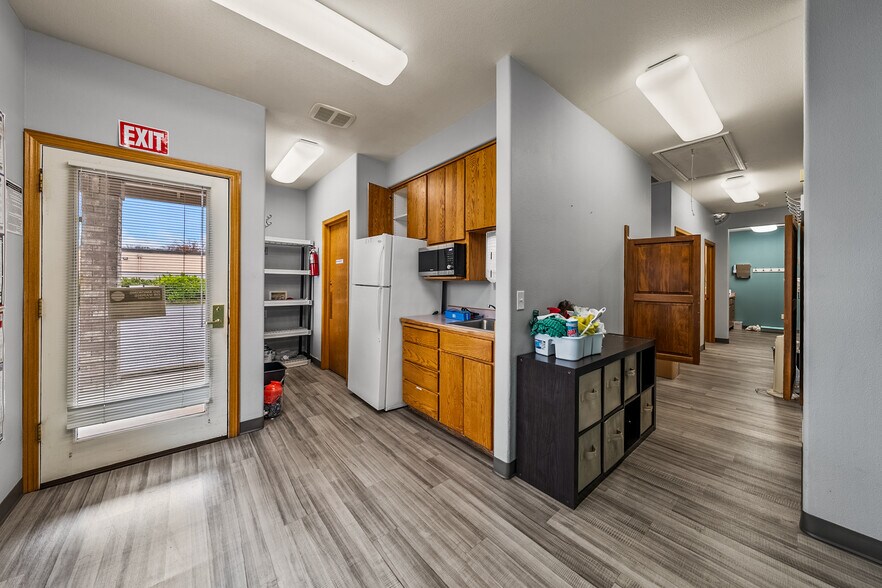 More Photos Of 925 Town Centre Dr, Medford Medical For Lease
