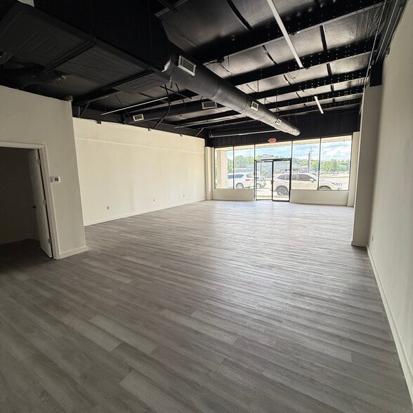 More Photos Of 6820 N Main St, Columbia Storefront Retail Office For Lease