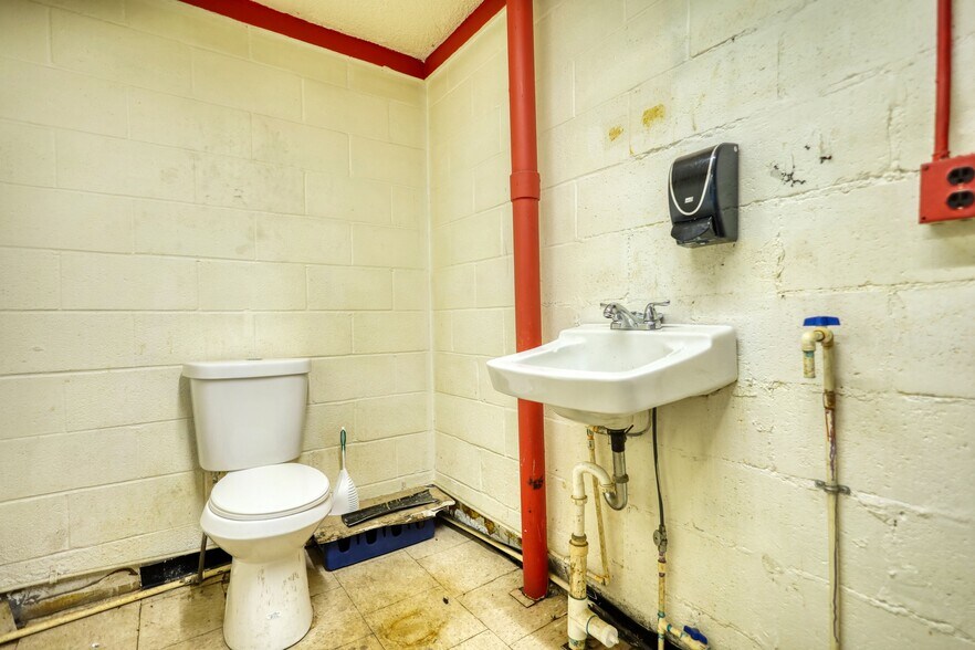 More Photos Of 247 Cannon Dr, Social Circle Restaurant For Sale