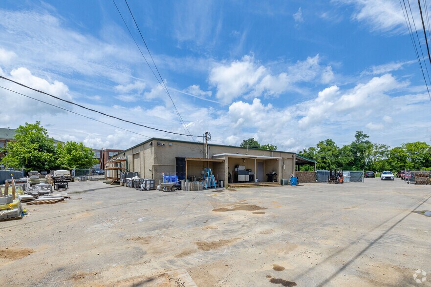 More Photos Of 2526-2530 Duplex Rd, Spring Hill Showroom For Sale