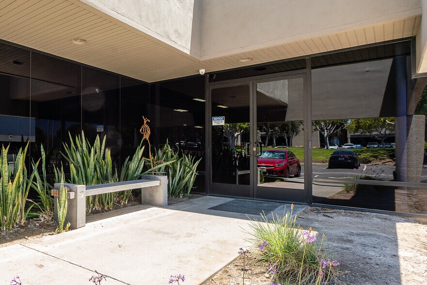 More Photos Of 6675 Mesa Ridge Rd, San Diego Office For Lease
