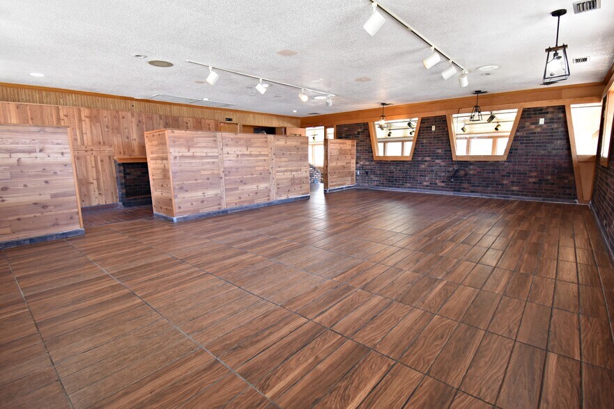 More Photos Of 1640 1st St W, Independence Freestanding For Sale