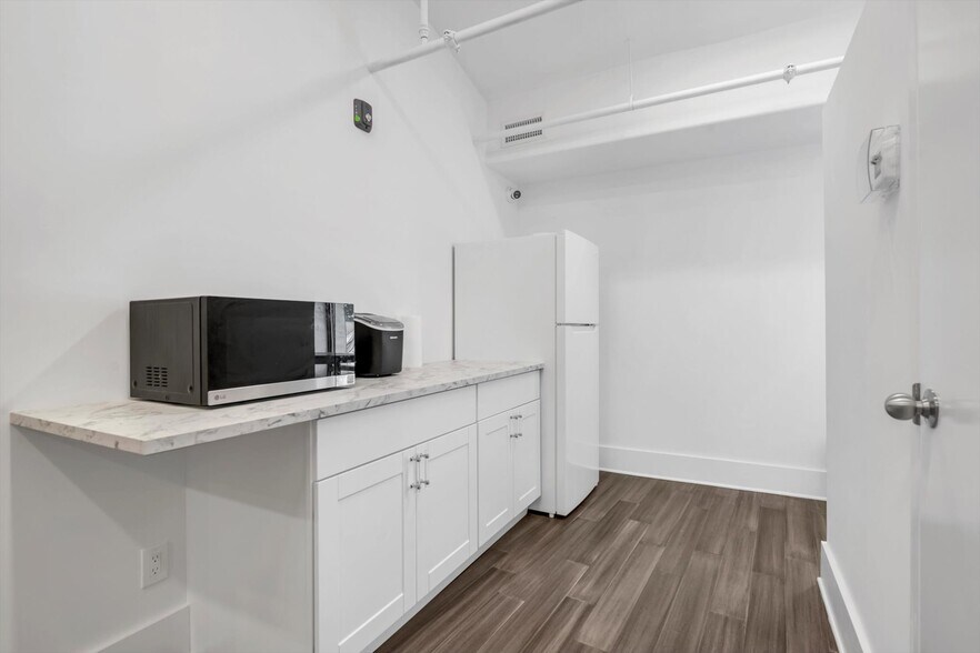 More Photos Of 705 Middle Neck Rd, Great Neck Coworking Space