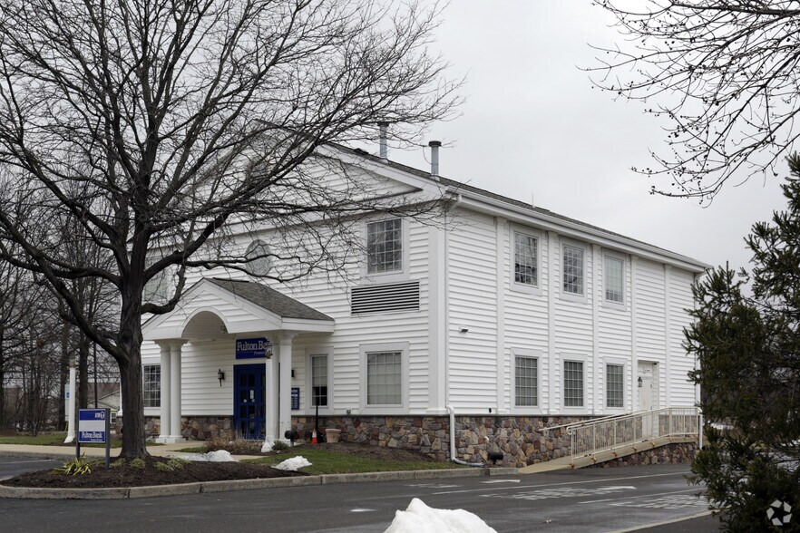 More Photos Of 101 Floral Vale Blvd, Yardley Bank For Lease