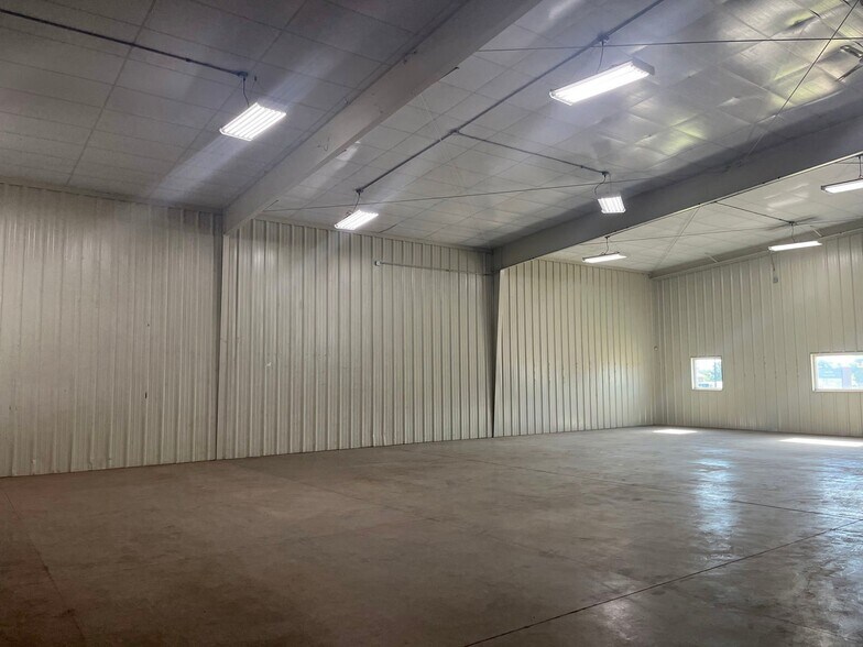 More Photos Of 7001 S Sooner Rd, Oklahoma City Warehouse For Sale