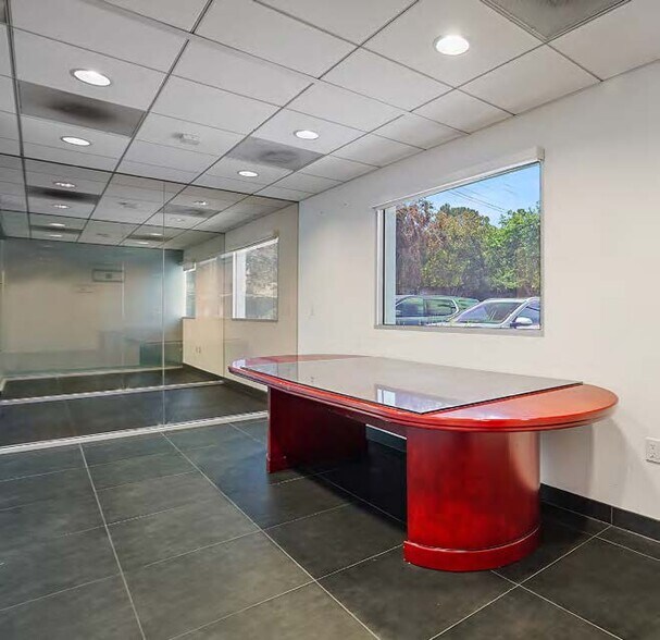 More Photos Of 21326 Ventura Blvd, Woodland Hills Storefront Retail Office For Lease