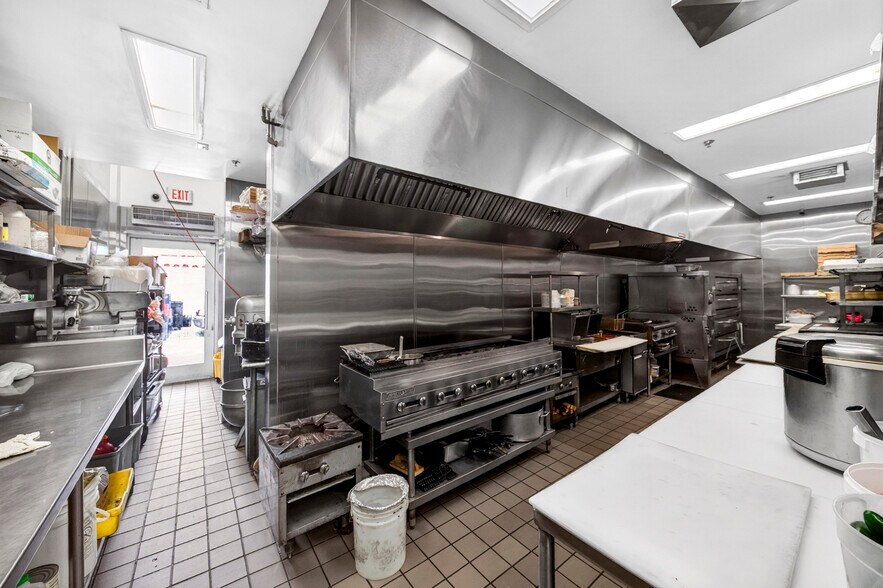More Photos Of 910 W Pacific Coast Hwy, Wilmington Bar For Lease