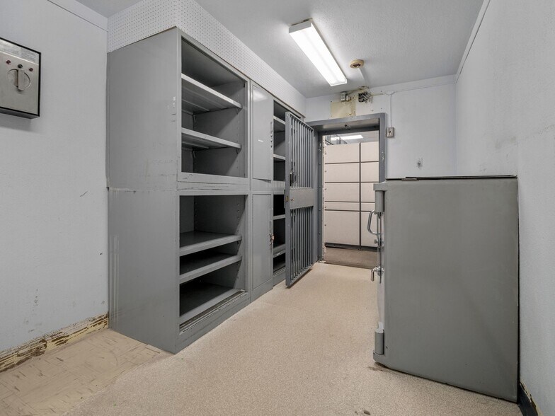 More Photos Of 4901 1 St W, Claresholm Office For Sale