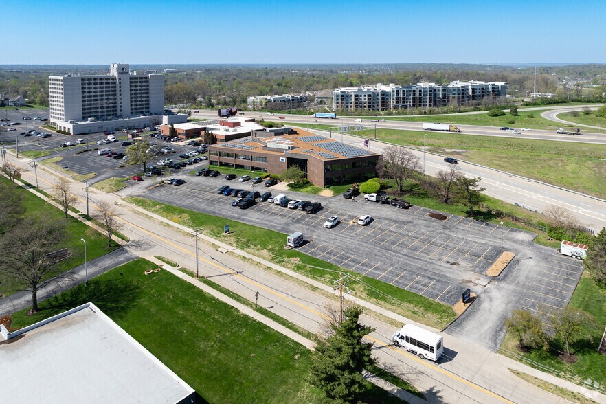 More Photos Of 2055 Craigshire Rd, Saint Louis Office For Lease