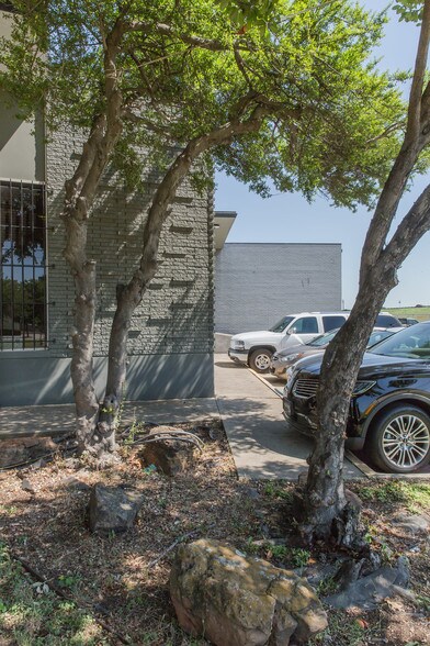 More Photos Of 1539 Round Table Dr, Dallas Light Manufacturing For Sale