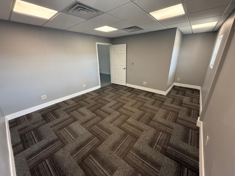 More Photos Of 665 Granite Dr, Circleville Light Distribution For Lease