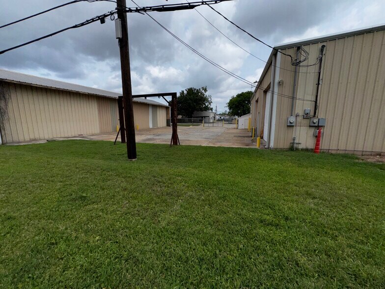 More Photos Of 9123 Thomasville Dr, Houston Warehouse For Lease