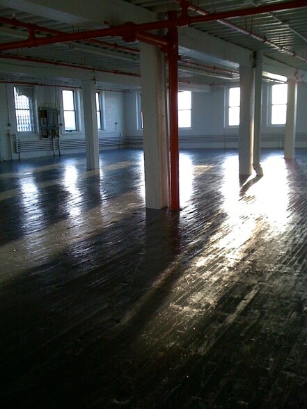 More Photos Of 550-560 Barry St, Bronx Warehouse For Lease