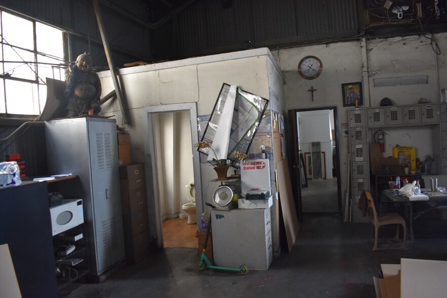 More Photos Of 8011 Beach St, Los Angeles Manufacturing For Sale