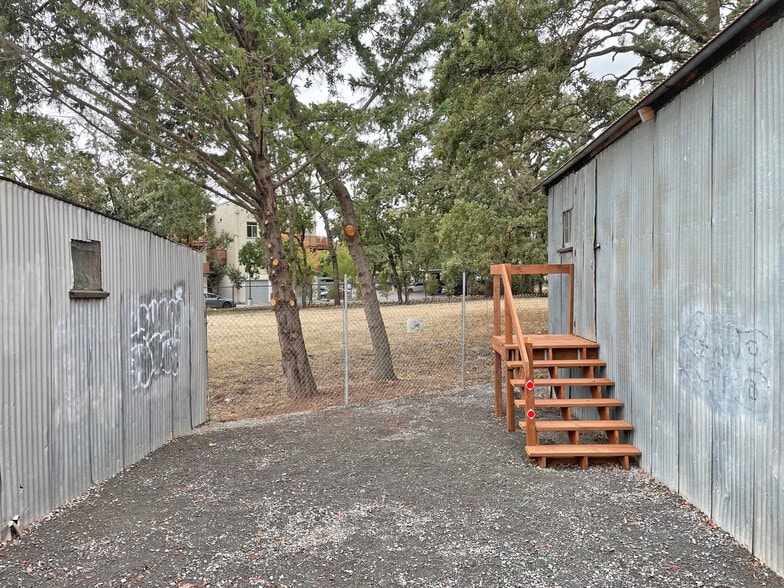 More Photos Of 21 Frances St, Santa Rosa Warehouse For Lease