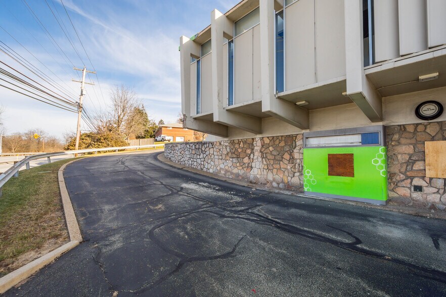 More Photos Of 590 Washington Rd, Washington Office For Sale