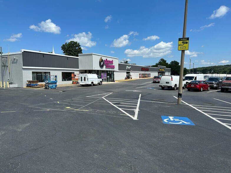 More Photos Of 1104 Greenville Ave, Staunton Storefront For Lease