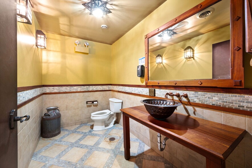 More Photos Of 3115 N Lincoln Ave, Chicago Restaurant For Sale