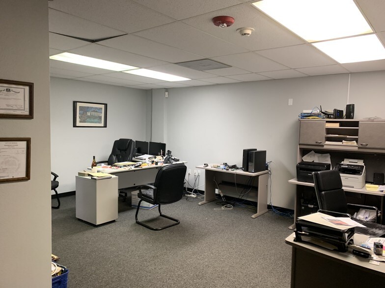 More Photos Of 1005 W Harimaw Ct, Metairie Office For Sale