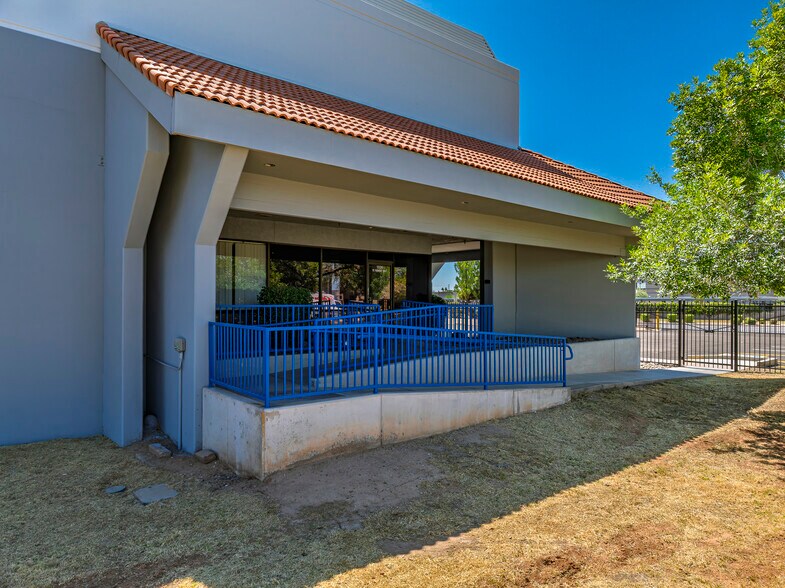 More Photos Of 1326 W Fairmont Dr, Tempe Distribution For Lease