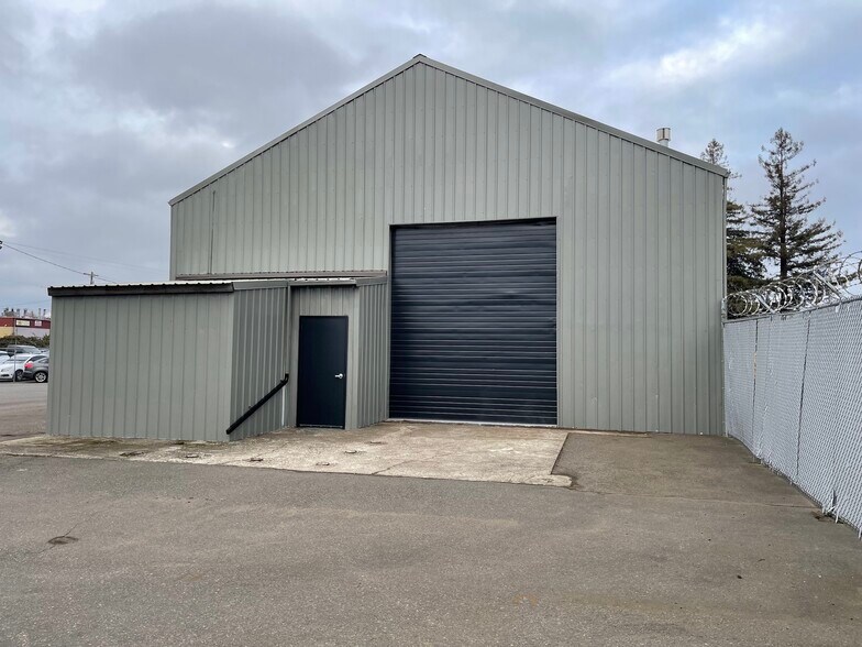 Primary Photo Of 2990 Portland Rd NE, Salem Warehouse For Lease