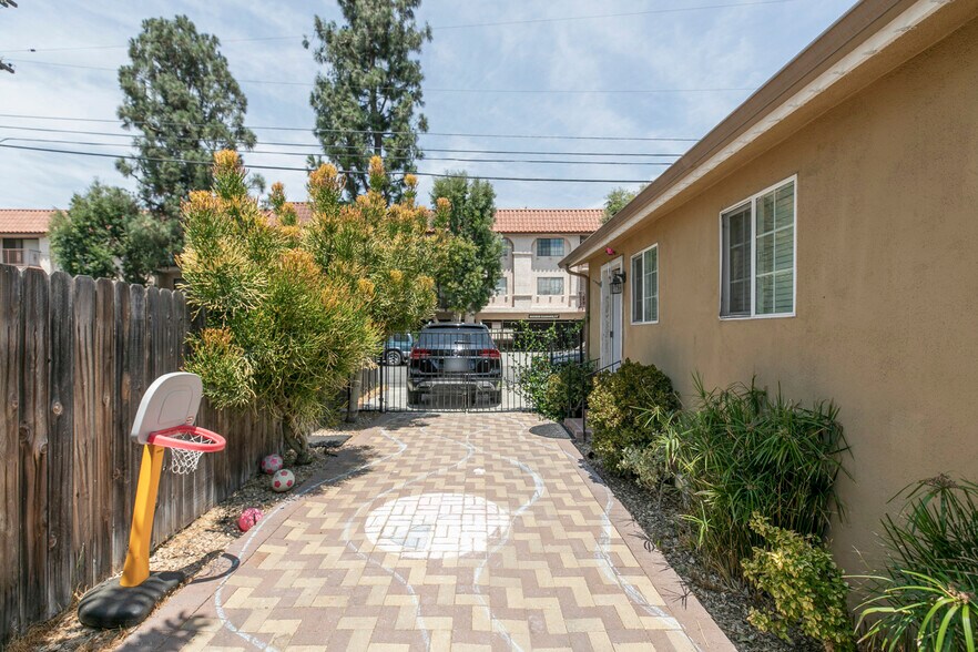 More Photos Of 2014-2016 Peyton Ave, Burbank Apartments For Sale