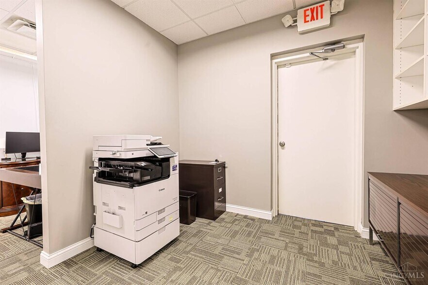 More Photos Of 5630 Bridgetown Rd, Cincinnati Office For Sale