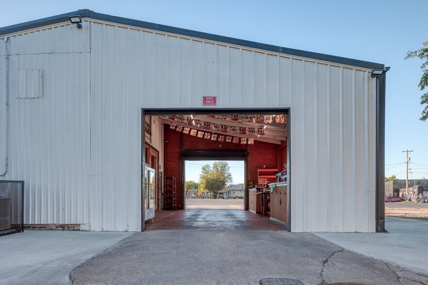 More Photos Of 607 W Gibbs St, Del Rio Storefront Retail Office For Sale