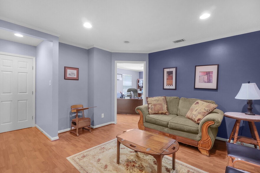 More Photos Of 10375 Ford Ave, Richmond Hill Office For Sale