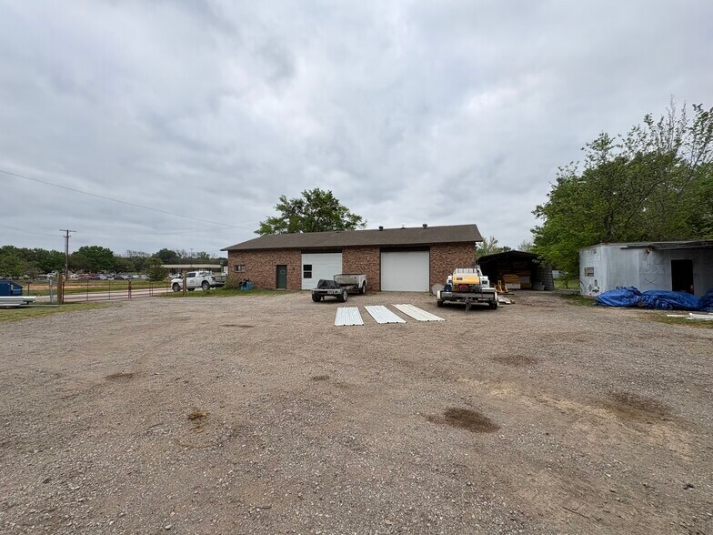 More Photos Of 300 Aspen ln, Van Light Distribution For Lease