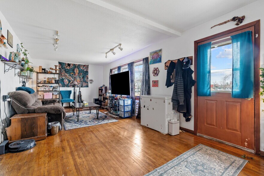 More Photos Of 38804 8th Ave, North Branch Office Residential For Sale