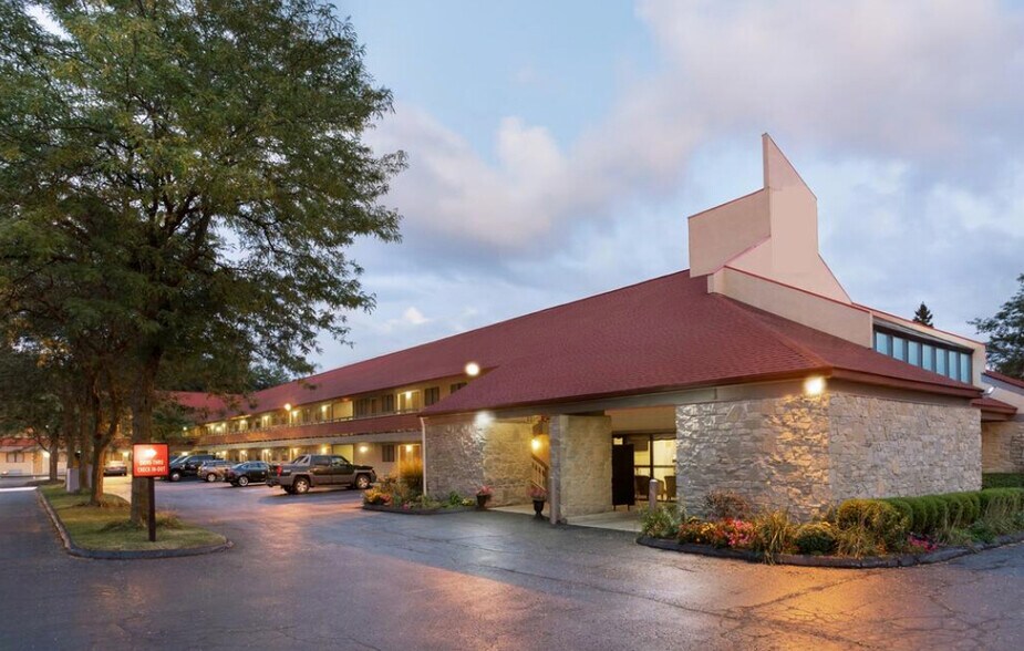 More Photos Of 1951 Broad Ave, Findlay Hotel For Sale