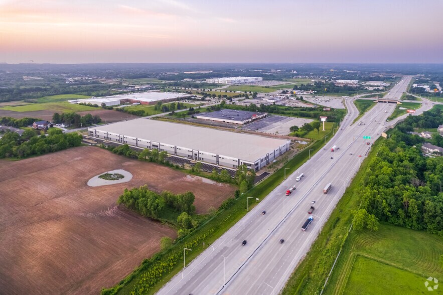 More Photos Of 9141 S 13th St, Oak Creek Warehouse For Lease