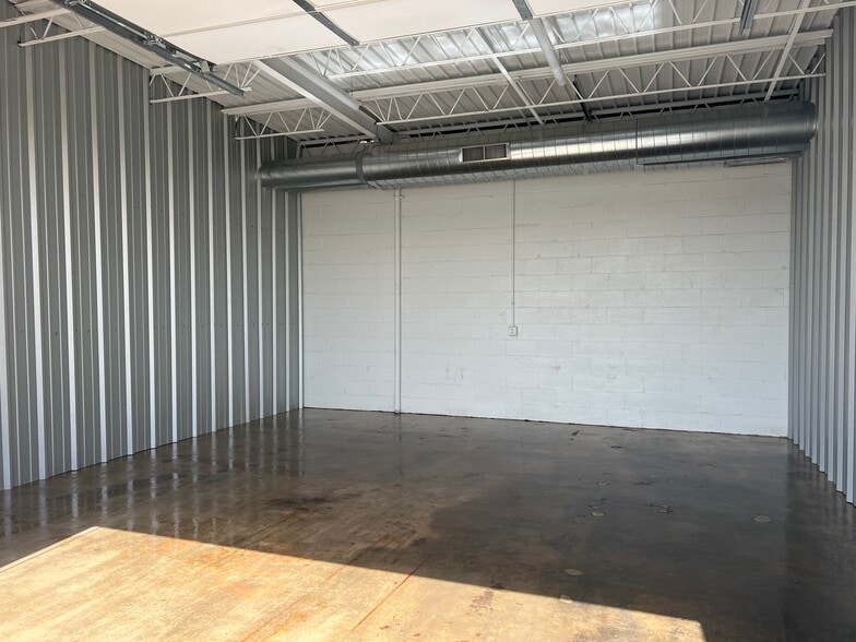 More Photos Of 7204 Parwelk St, Dallas Industrial For Sale
