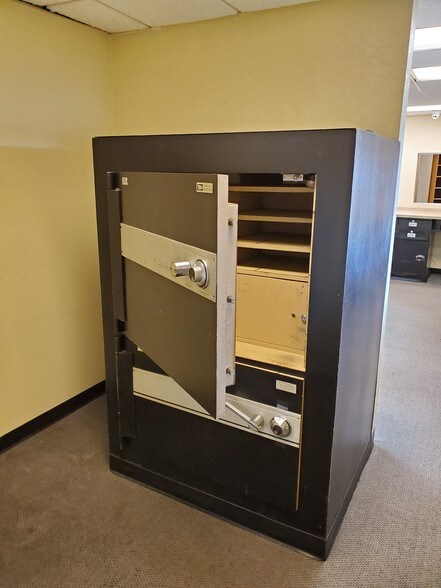 More Photos Of 5144 E Busch Blvd, Tampa Bank For Sale