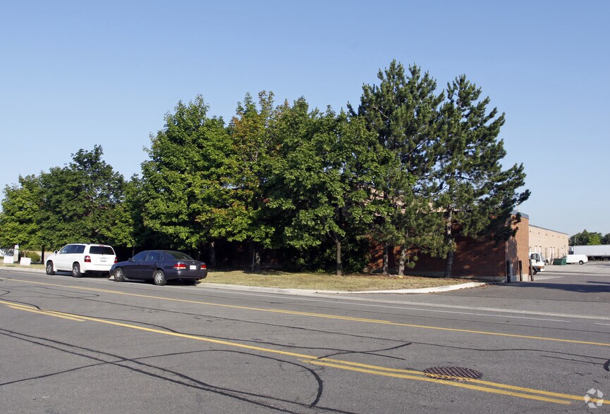 More Photos Of 401 Traders Blvd E, Mississauga Warehouse For Lease