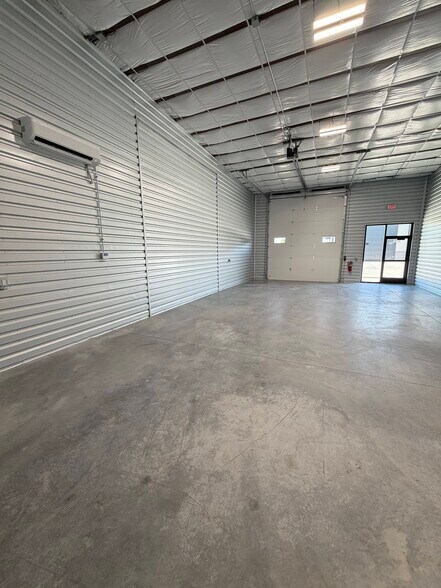 More Photos Of 540-570 N Service Rd, Saint Peters Flex For Lease