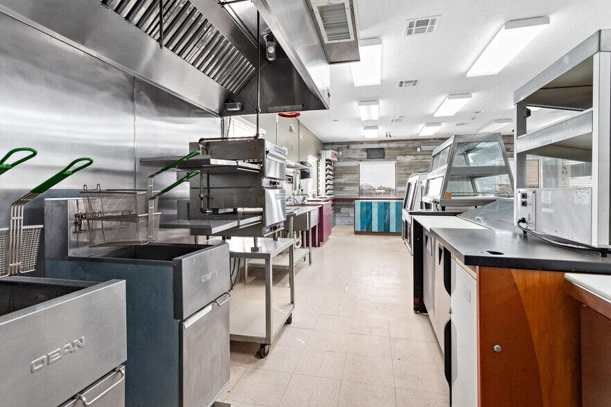 More Photos Of 5140 Gulfway Dr, Sabine Pass Restaurant For Sale