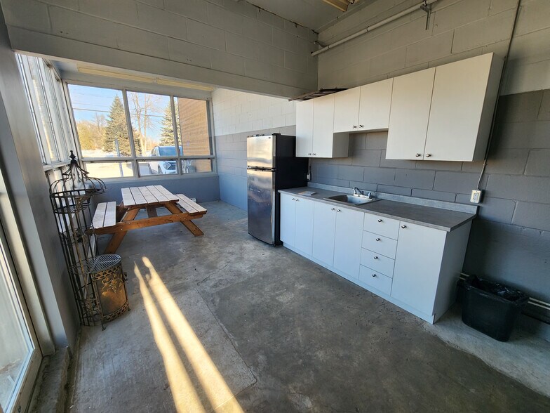 More Photos Of 645 St Du Père-Daniel, Trois-Rivières Warehouse For Lease