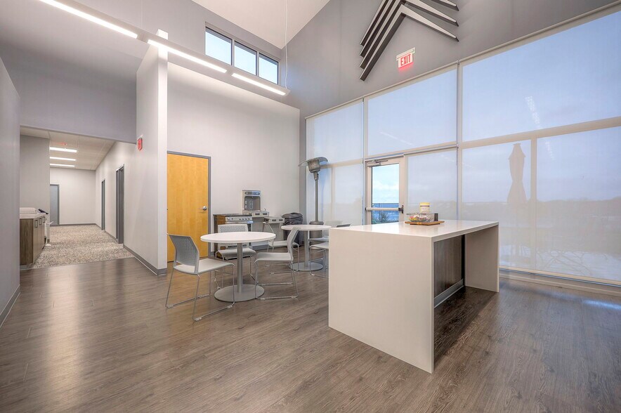 More Photos Of 5821 NW 72nd St, Kansas City Office For Lease