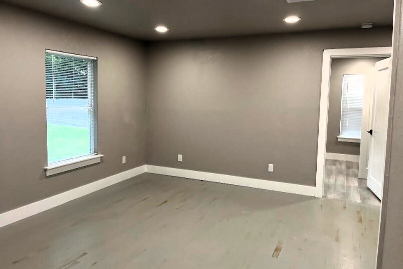 More Photos Of 2925 N Travis St, Sherman Office For Lease