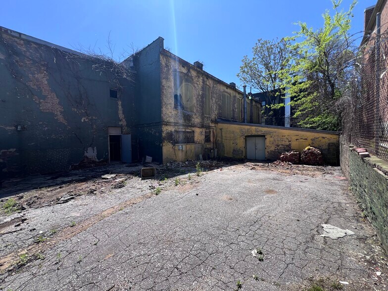 More Photos Of 335-341 S Main St, Memphis Storefront Retail Office For Sale