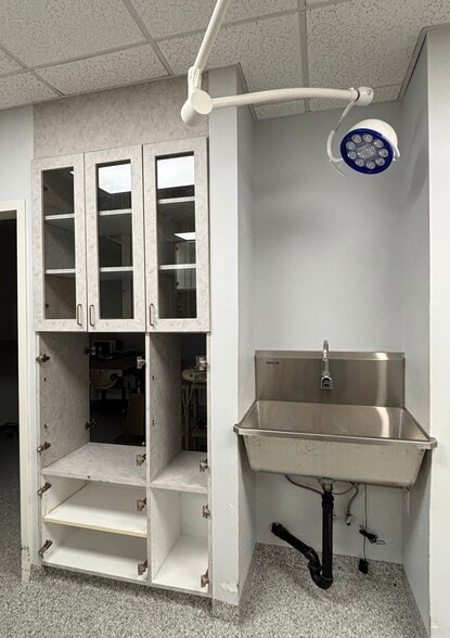 More Photos Of 9 Avonwood Rd, Avon Freestanding For Lease