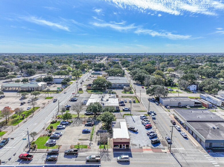 More Photos Of 121 W Sealy St, Alvin Freestanding For Sale